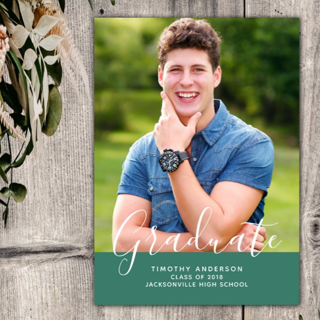 Einfache Elegante Foto Abschluss Vertikal | Grün Einladung (Green Simple Elegant Photo Graduation Vertical Announcement)