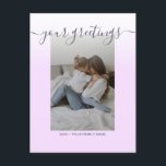 Einfache, elegante Foto-Grüße für die Skriptfamili Postkarte<br><div class="desc">Personalisiertes Minimalistisches Foto Universelle Grüße Postkarten mit einem stilvollen Foto mit weißem Ober-Farbverlauf Chic-Overlay auf lila rosa Hintergrund, Ihre Grüße in elegantem handgeschriebenem Skript-Schriftart, Ihr Name, Datum, Jahr, Nachricht auf der Rückseite in einem modernen und einfachen serifenlosen Schriftart. Erstellen Sie Ihre eigenen Grußkarten mit dieser eleganten Vorlage, perfekt für Dankeschön-Karten,...</div>