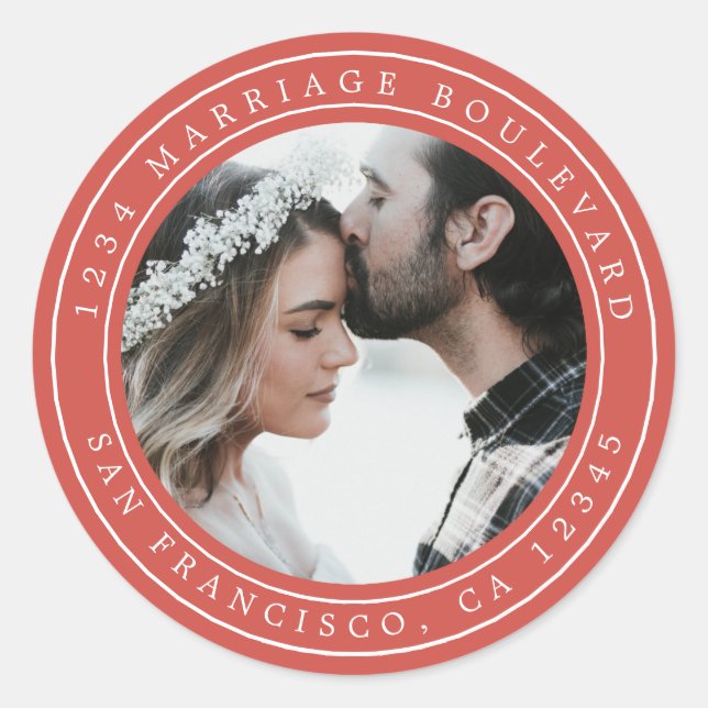Einfache Elegante Hochzeit Foto Rote Rücksendeadre Runder Aufkleber (Vorderseite)