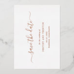 Einfache Elegante Hochzeit Save the Date Folieneinladung<br><div class="desc">Einfache Hochzeitskarte ohne Foto Save the Date mit einem sauberen und minimalistischen Design mit einer eleganten Touch mit "Save the Date" in Skripten mit Swashes. Der gesamte Text auf der Vorderseite ist in realer Rose Goldfolie. Ein modernes Save the Date ohne Bilder,  das sich wunderbar mit jedem Hochzeitsstil abstimmt.</div>