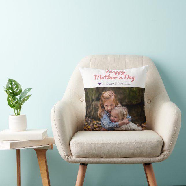 Einfache Elegante Modern Mothers Day Foto Name Kissen (Stuhl )