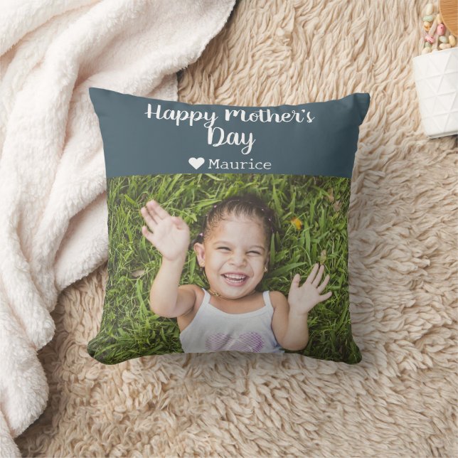 Einfache Elegante Modern Mothers Day Foto Name Kissen (Decke)