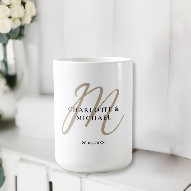 Einfache, elegante, monogramm Hochzeit Kaffeetasse (Simple, elegant, monogram wedding coffee mug.)