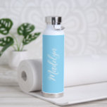 Einfache Elegante Name Sky Blue Modern Trinkflasche<br><div class="desc">Moderne Wasserflasche mit einem einfachen und minimalistischen Design,  in elegantem Drehbuch über himmelblauem Hintergrund. Ein niedliches Design perfekt für ein Mädchen.</div>