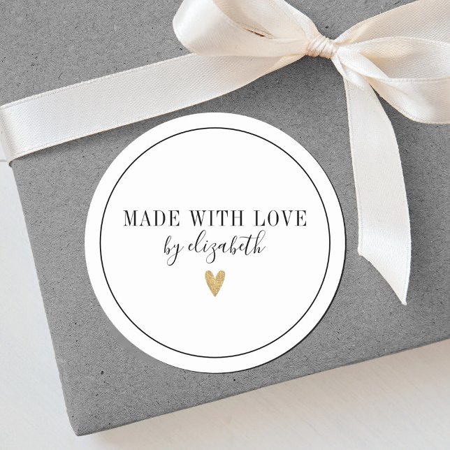Einfache Eleganz mit Liebe-Label Runder Aufkleber (An elegant black and white made with love sticker with a gold heart)