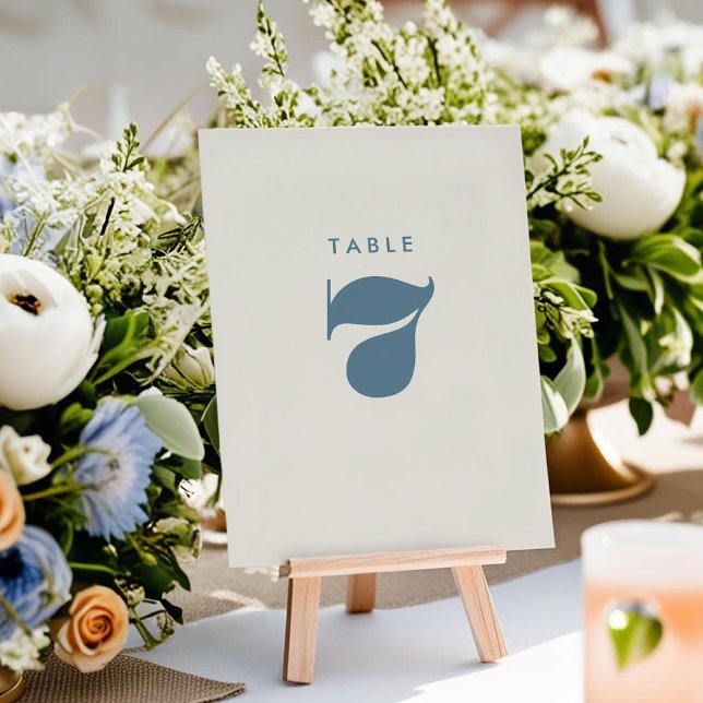 Einfache, fett blaue Typografie-Tischnummer (Simple Bold Blue Typography Wedding Table Number Card)