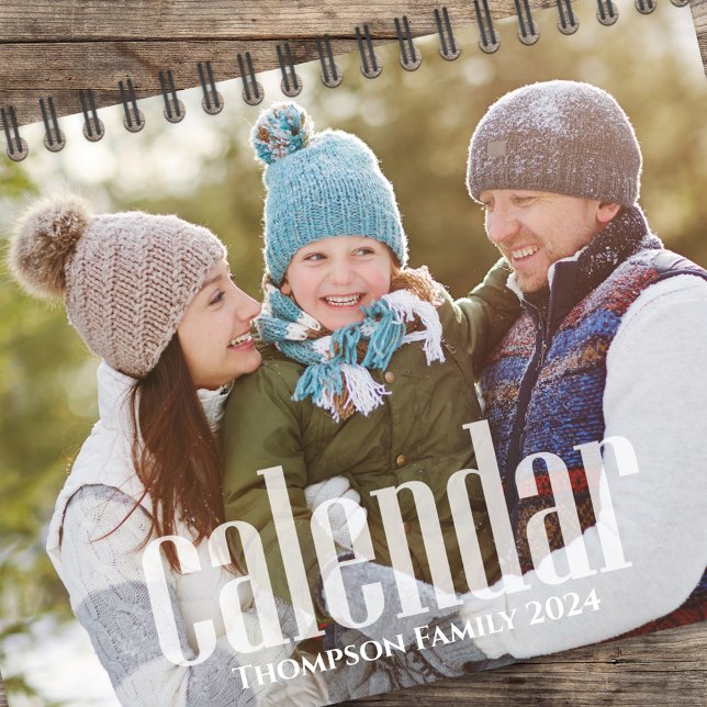 Einfache Foto Monate Minimalistische Typografie Kalender (Simple photo calendar with block-style lettering transparent overlay. )