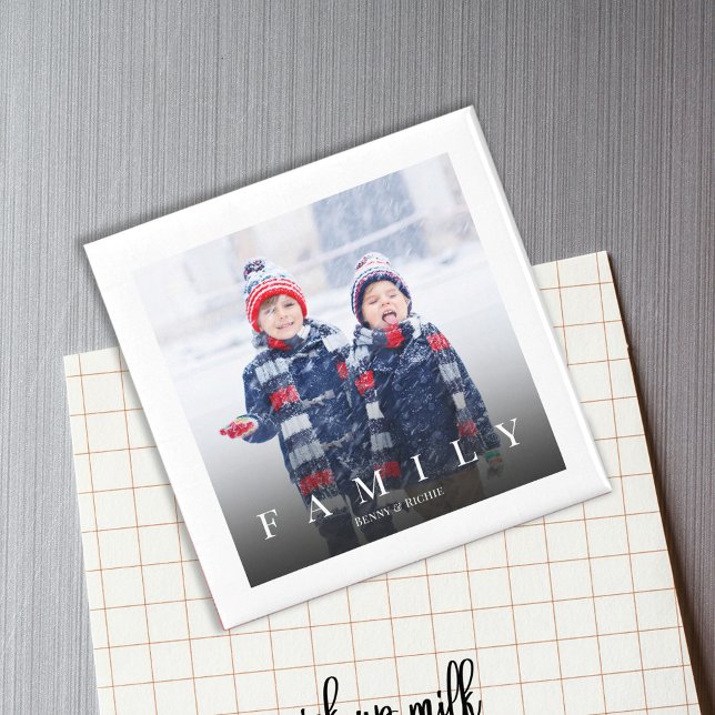 Einfache Foto Typografie Minimalistisch Elegant Magnet (Simple minimalist photo magnet with "FAMILY" typography)