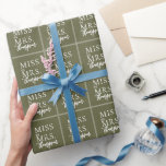 Einfache Frau Green Sage Brautparty Geschenkpapier<br><div class="desc">Entworfen,  um unsere rustikale botanische Sammlung zu ergänzen. Überraschen Sie die zukünftige Braut mit einem individuellen Verpackungspapier. Das Design verfügt über ein einfaches Design mit einem Header,  der ausliest,  mrrs durch zwei Quadrate umschlossen.</div>