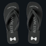 Einfache Fun Trauzeuge Name & Bow Krawatte Hochzei Flip Flops<br><div class="desc">Diese tollen Flip Flops sind eine tolle Möglichkeit, dem Trauzeuge bei Ihrer Hochzeit zu danken, und eine wunderbare Möglichkeit, ihm nach einem langen Tag eine Pause zu geben! Sie zeichnen sich durch ein schlichtes Weiß in schwarzem Design aus, wobei sein Name oben steht, die in klassischen Buchstaben in der Mitte...</div>