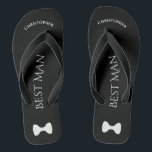 Einfache Fun Trauzeuge Name & Bow Krawatte Hochzei Flip Flops<br><div class="desc">Diese tollen Flip Flops sind eine tolle Möglichkeit, dem Trauzeuge bei Ihrer Hochzeit zu danken, und eine wunderbare Möglichkeit, ihm nach einem langen Tag eine Pause zu geben! Sie zeichnen sich durch ein schlichtes Weiß in schwarzem Design aus, wobei sein Name oben steht, die in klassischen Buchstaben in der Mitte...</div>