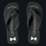Einfache Fun Trauzeuge Name & Bow Krawatte Hochzei Flip Flops<br><div class="desc">Diese lustigen Flip Flops sind eine gute Möglichkeit, den Trauzeugen bei Ihrer Hochzeit zu danken, und eine wunderbare Art, seinen Füßen eine Pause nach einem langen Tag zu geben! Sie zeichnen sich durch ein schlichtes Weiß im Schwarzen Design aus, wobei sein Name oben steht, das Wort "Trauzeuge" in klassischen Buchstaben...</div>