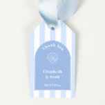 Einfache Gastgeschenk Hochzeit-Tags an der Arch Co Geschenkanhänger<br><div class="desc">Ein schlichtes und stilvolles Design mit Gastgeschenk Hochzeit-Tags mit weißer Jakobsjacke-Muschel und weißem Text vor einem blauen Bogen (alles vor einem breiten,  blau-weiß gestreiften Printhintergrund).</div>
