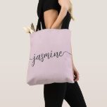 Einfache Girl Blush Pink-Personalisierte Monogramm Tasche<br><div class="desc">Girly Feminine Minimalistisch Einfache Clean Blush Pink Monogram Name Signature Script Custom Personalisiert Tote Bag. Dieses Design mit Ihrem Vornamen in einem hübschen handgeschriebenen Stil Swash Schwanz Schriftart Signatur Typografie (oder Kalligrafie) auf pastellrosa staubigen rosa oder hellrot rosa Hintergrund. Große Frauengeschenke zum Geburtstag, Hochzeit, Weihnachten, 16 Geburtstagsparty, Brautparty, Junggeselinnen-Abschied oder...</div>