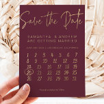 Einfache Goldburgunder-Kalender Save the Date Ankündigungspostkarte<br><div class="desc">Klicken Sie auf die Schaltfläche "Anpassen",  um sich am Hochzeitstag im Herzen zu bewegen. Versenden Sie Ihre Save the Date Karte mit diesem eleganten Imitat Goldtypografie mit goldenem Herz auf einem rot burgundischen minimalistischen Hintergrund.</div>