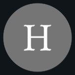 Einfache graue Monogramm-Hochzeit Runder Aufkleber<br><div class="desc">Einfache und dennoch elegante Hochzeitsaufkleber mit dem Monogramm in einem weißen Serif-Schriftart auf einem mittelgrauen Hintergrund. Die Schriftart- und Hintergrundfarben können in beliebig viele Farben geändert werden. Ein einfaches und schlichtes Design,  das immer noch als stilvoll erscheint. Diese modernen und minimalistischen Aufkleber machen großartige Umschlag Aufkleber.</div>
