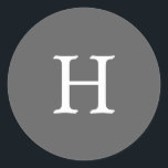 Einfache graue Monogramm-Hochzeit Runder Aufkleber<br><div class="desc">Einfache und dennoch elegante Hochzeitsaufkleber mit dem Monogramm in einem weißen Serif-Schriftart auf einem mittelgrauen Hintergrund. Die Schriftart- und Hintergrundfarben können in beliebig viele Farben geändert werden. Ein einfaches und schlichtes Design,  das immer noch als stilvoll erscheint. Diese modernen und minimalistischen Aufkleber machen großartige Umschlag Aufkleber.</div>