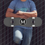 Einfache graue Monogramm Skateboard<br><div class="desc">Ein minimalistisches Monogramm-Design mit schwarz-weißem Monogramm-Emblem mit klassischer Blocktypografie auf einem einfachen grauen Hintergrund.</div>