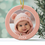 Einfache Grenze mit Foto und Jahr Korallenrosa Mäd Keramik Ornament<br><div class="desc">Fügen Sie dieser niedlichen Urlaubsatmosphäre ein Bild hinzu - perfekt für die kleinen Gäste. Ein einfacher,  hellrosa Korallenrand ist ein unvergessliches Ornament für Ihren Baum. Ein moderner minimaler Schriftart für das Jahr mit einem Platz zum Hochladen von 1 quadratischem Foto.</div>