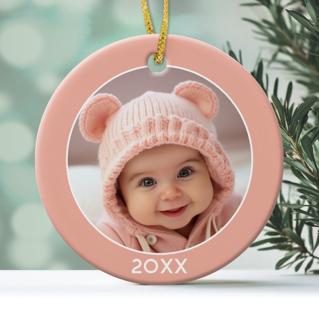 Einfache Grenze mit Foto und Jahr Korallenrosa Mäd Keramik Ornament (Modern and minimal photo ornament with a simple border and white text.)