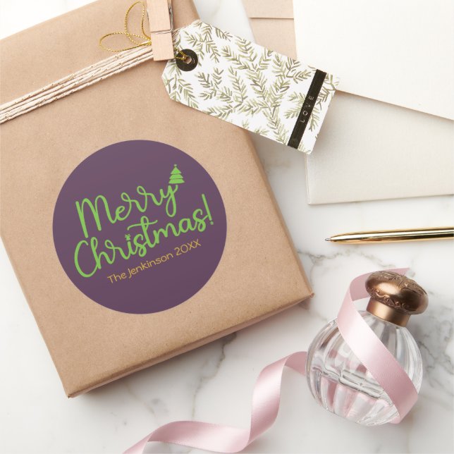 Einfache grüne Schrift Frohe Weihnachten auf Viole Runder Aufkleber (Schenken)