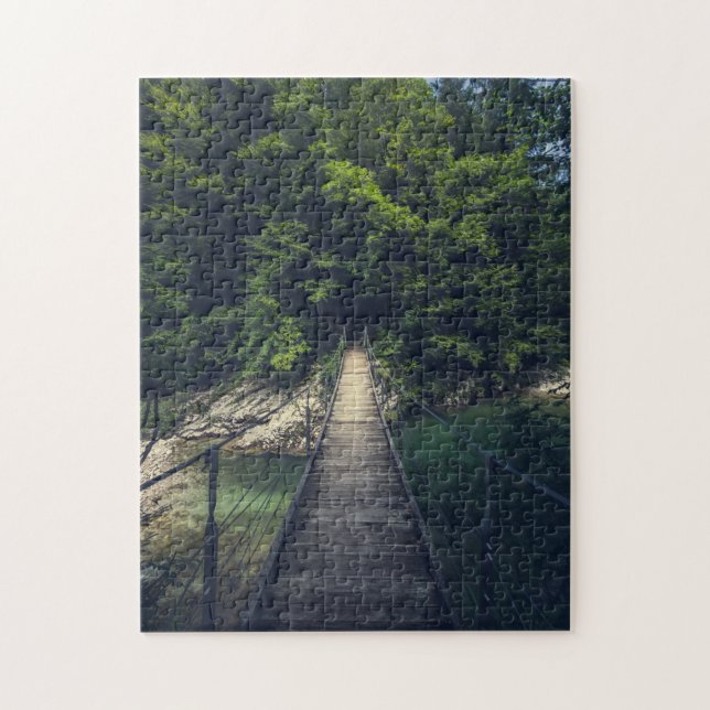 Einfache Hängebrücke über den Fluss Idrijca, Slove (Vertikal)