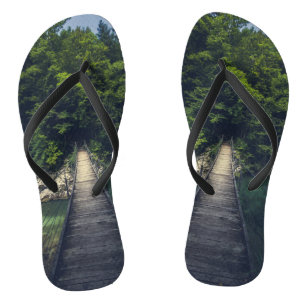Einfache Hängebrücke über den Fluss Idrijca, Slove Flip Flops