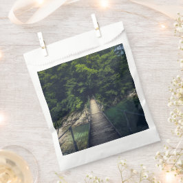 Einfache Hängebrücke über den Fluss Idrijca, Slove Geschenktütchen