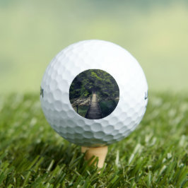 Einfache Hängebrücke über den Fluss Idrijca, Slove Golfball