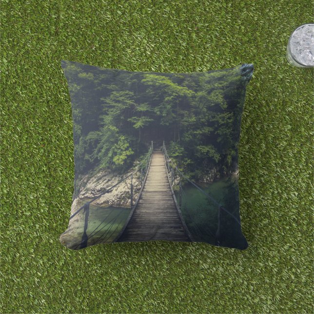 Einfache Hängebrücke über den Fluss Idrijca, Slove Kissen (Golfball-Marker)