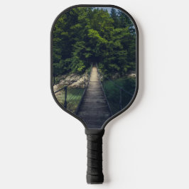 Einfache Hängebrücke über den Fluss Idrijca, Slove Pickleball Schläger