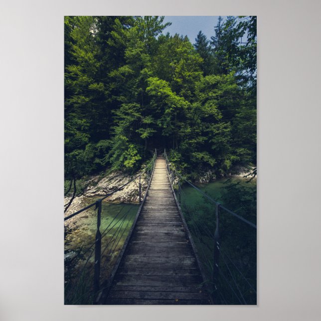 Einfache Hängebrücke über den Fluss Idrijca, Slove Poster (Vorne)