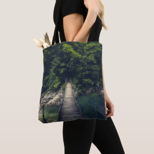 Einfache Hängebrücke über den Fluss Idrijca, Slove Tasche