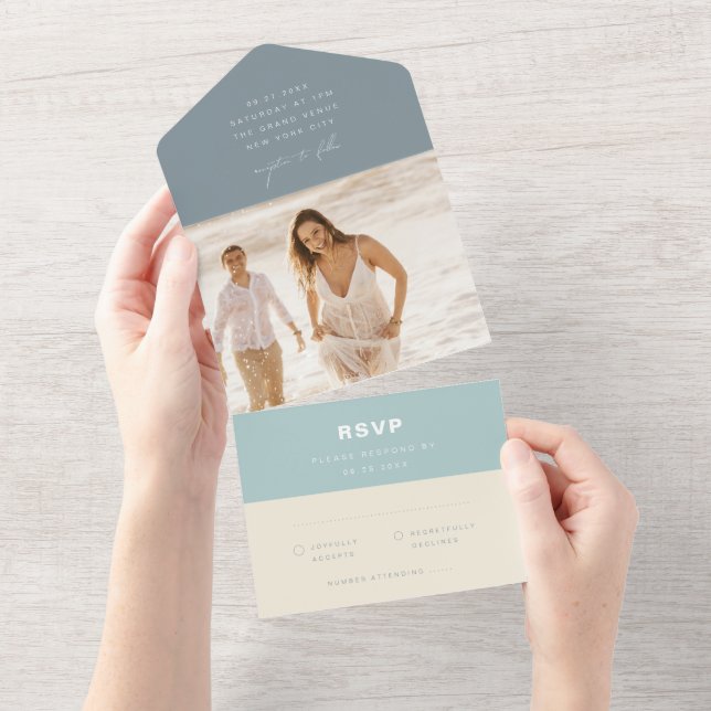 Einfache Hochzeit mit modernem Meerglas Dusty Blue All In One Einladung (Abreißen)