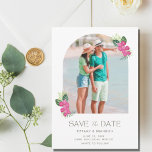 Einfache Hochzeit mit tropischer Blume Foto Beach Save The Date<br><div class="desc">Einfaches Design-Foto für tropische Blume bewahrt die Daten für Ihre Hochzeit am Strand. Modernes Foto-Design mit tropischen Blume-Verzierungen und einem lässigen Drehbuch-und Block-Schriftart. Passen Sie mit Ihrem Foto,  Namen,  Hochzeitsdatum und Ort an.</div>