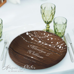 Einfache Hochzeit von rustikalem Holz und Streiche Pappteller