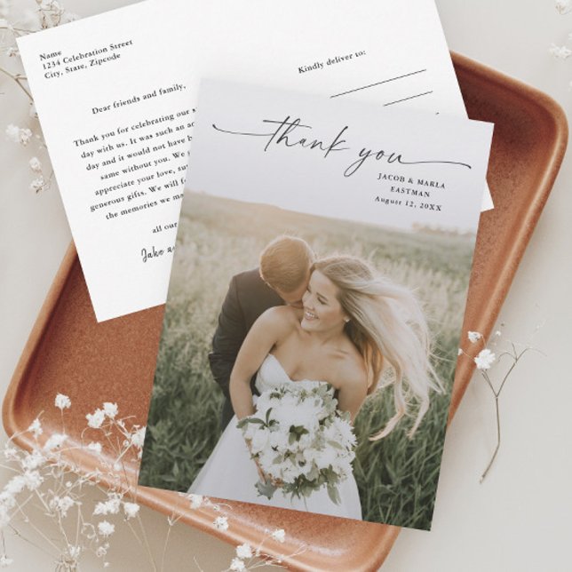 Einfache Hochzeit von Skript-Fotos Dankeskarte (Elegant script wedding photo thank you postcard.)