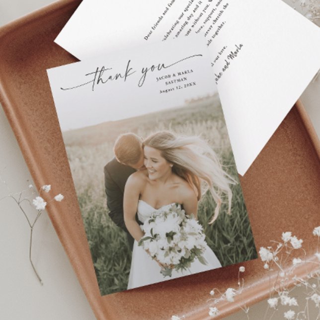 Einfache Hochzeit von Skript-Fotos Dankeskarte (Elegant script wedding photo thank you card.)