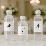 Einfache Hochzeitsmonogramm Schwarz/Weiß<br><div class="desc">Eine einfache Hochzeit Monogramm glänzende Wasserflaschen Etiketten mit klassischer traditioneller Typografie in schwarz auf weiß in einem eleganten Stil. Der Text lässt sich einfach mit Ihren Namen für das perfekt personalisierte Design anpassen!</div>
