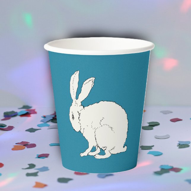 Einfache Illustration des weißen Kaninchens auf bl Pappbecher (Minimalist illustration of sitting white rabbit on dark blue party drinking paper cups.)