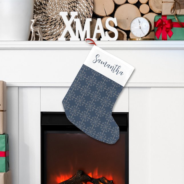 Einfache Kalligrafie Script Navy Silver Snowflakes Kleiner Weihnachtsstrumpf (Navy Blue Christmas holiday silver snowflake custom stocking.)