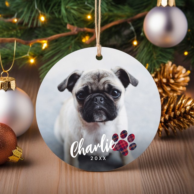 Einfache Karierte Paw Script Foto Weihnachten Keramik Ornament (Simple Red Plaid Paw Script Photo Pet Christmas Tree Ornament)