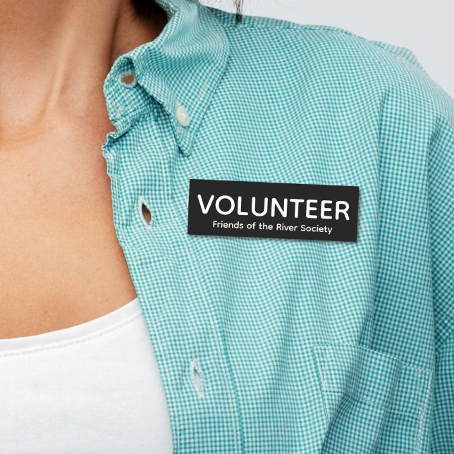 Einfache Kennnummer des klassischen Volunteer-Abze Namensschild (Woman in blue shirt wearing this customizable volunteer name tag badge with white letters on black.)