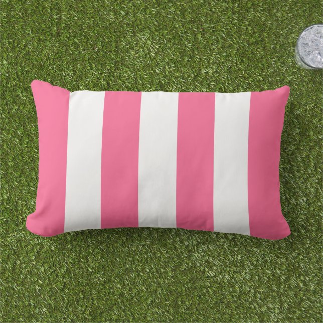 Einfache klassische, hellrosa Cabana Streifen Kissen Für Draußen (Gras)