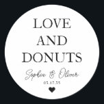 Einfache klassische LIEBE DONUTS Herzliche Gastges Runder Aufkleber<br><div class="desc">Ein klassischer Black Danke You Wedding Sticker mit "Liebe and DONUTS" in einem klassischen,  modernen Schriftart. Sie können es einfach mit Ihren Namen und Hochzeitsdatum personalisiert.</div>