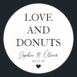 Einfache klassische LIEBE DONUTS Herzliche Gastges Runder Aufkleber<br><div class="desc">Ein klassischer Black Danke You Wedding Sticker mit "Liebe and DONUTS" in einem klassischen,  modernen Schriftart. Sie können es einfach mit Ihren Namen und Hochzeitsdatum personalisiert.</div>
