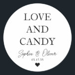Einfache klassische LIEBE UND CANDY Herz Gastgesch Runder Aufkleber<br><div class="desc">Ein klassischer Black Danke You Wedding Sticker mit "Liebe and Candy" in einem klassischen,  modernen und eleganten Schriftart. Sie können es einfach mit Ihren Namen und Hochzeitsdatum personalisiert.</div>