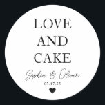 Einfache klassische LIEBE UND Herzklopfen Gastgesc Runder Aufkleber<br><div class="desc">Ein klassischer Schwarz-Danke-Hochzeitsaufkleber mit "Liebe und Kuchen" in einem klassisch-modernen,  eleganten Schriftart. Sie können es einfach mit Ihren Namen und Hochzeitsdatum personalisiert.</div>