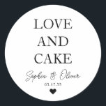 Einfache klassische LIEBE UND Herzklopfen Gastgesc Runder Aufkleber<br><div class="desc">Ein klassischer Schwarz-Danke-Hochzeitsaufkleber mit "Liebe und Kuchen" in einem klassisch-modernen,  eleganten Schriftart. Sie können es einfach mit Ihren Namen und Hochzeitsdatum personalisiert.</div>