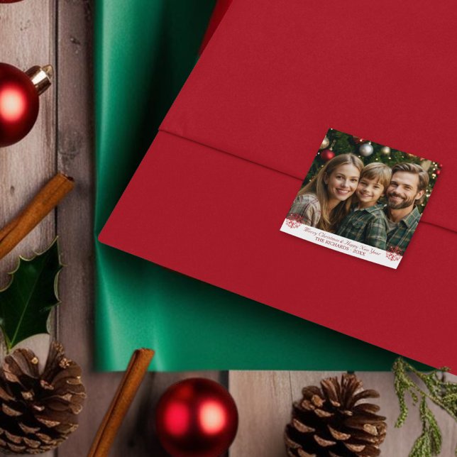 Einfache klassische Rote Schneeflocken - ein Foto Quadratischer Aufkleber (Simple Classic Red Snowflakes one photo Square Sticker)